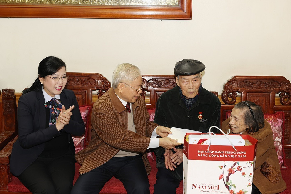 Tổng Bí thư Nguyễn Phú Trọng tặng quà ông Nguyễn Trung Lựu. (Ảnh: Trí Dũng/TTXVN)