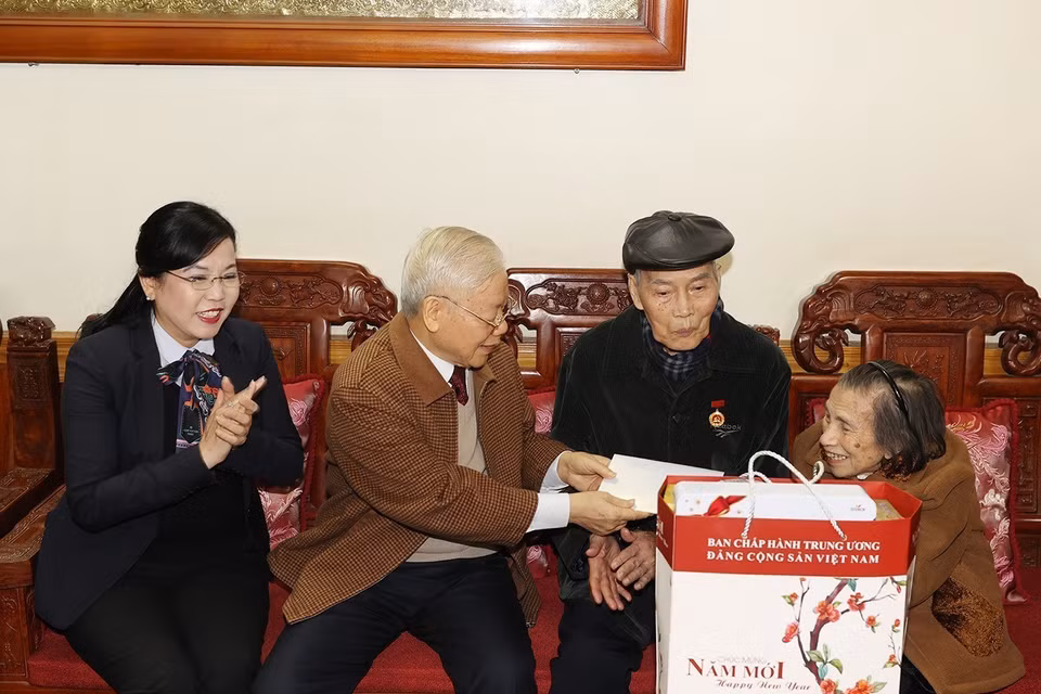 Tổng Bí thư Nguyễn Phú Trọng tặng quà ông Nguyễn Trung Lựu. (Ảnh: Trí Dũng/TTXVN)