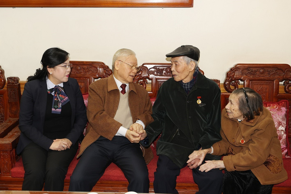 Tổng Bí thư Nguyễn Phú Trọng đến thăm, chúc Tết và tặng quà ông Nguyễn Trung Lựu tại gia đình. (Ảnh: Trí Dũng/TTXVN)