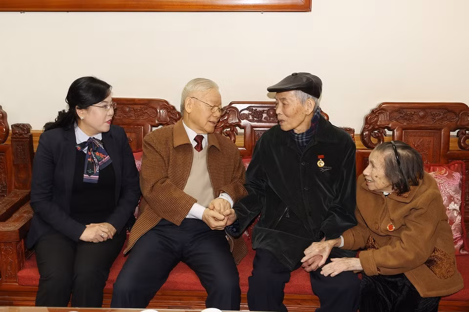 Tổng Bí thư Nguyễn Phú Trọng đến thăm, chúc Tết và tặng quà ông Nguyễn Trung Lựu tại gia đình. (Ảnh: Trí Dũng/TTXVN)
