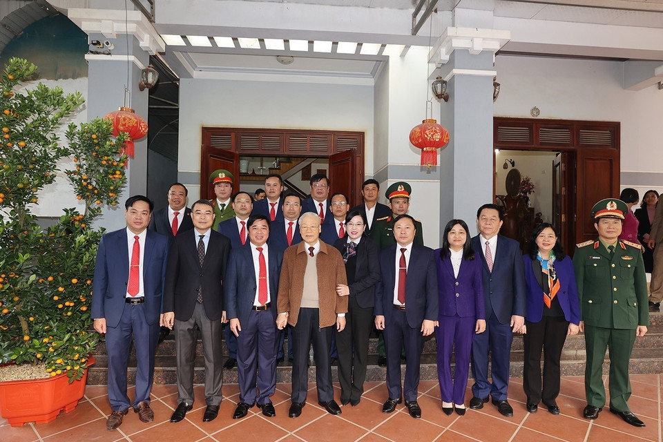 Tổng Bí thư Nguyễn Phú Trọng cùng đoàn công tác với gia đình ông Nguyễn Trung Lựu. (Ảnh: Trí Dũng/TTXVN)