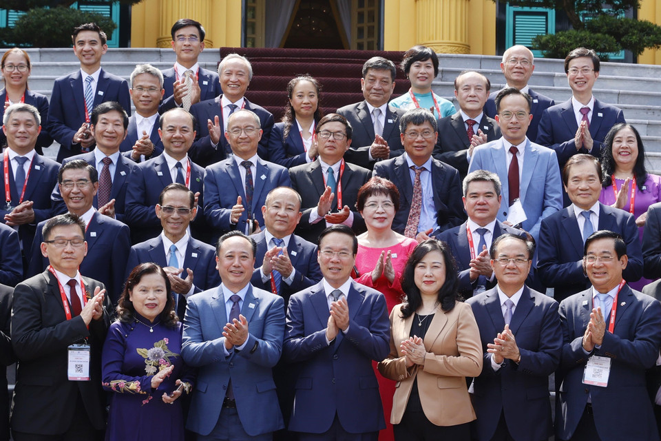 Chủ tịch nước Võ Văn Thưởng với các đại biểu. (Ảnh: Thống Nhất/TTXVN)