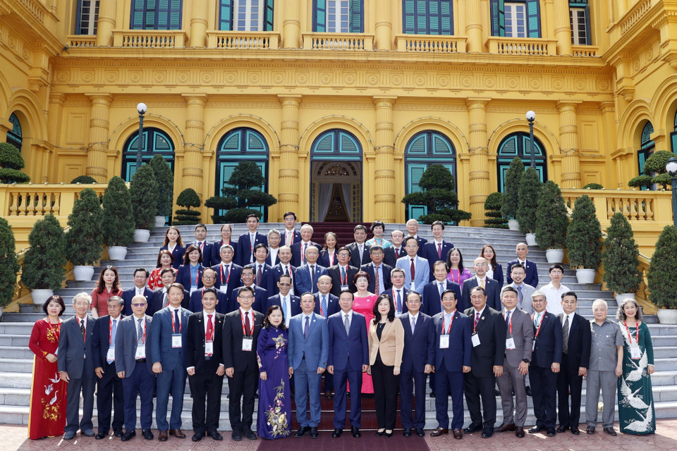 Chủ tịch nước Võ Văn Thưởng chụp ảnh kỷ niệm với các đại biểu. (Ảnh: Thống Nhất/TTXVN)