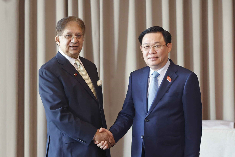 Chủ tịch Quốc hội Vương Đình Huệ tiếp Chủ tịch Hội Hữu nghị Bangladesh - Việt Nam Shamsher M. Chowdhury. (Ảnh: Doãn Tấn/TTXVN)