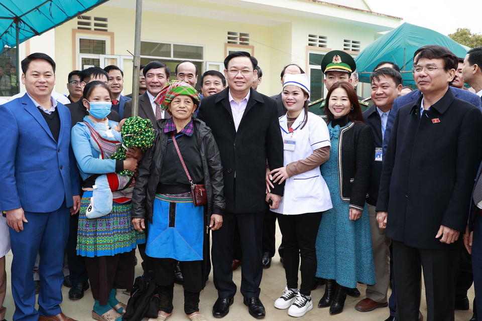 Chủ tịch Quốc hội Vương Đình Huệ với bác sỹ, y tá và nhân dân tại Trạm Y tế xã Trịnh Tường. (Ảnh: Doãn Tấn/TTXVN)