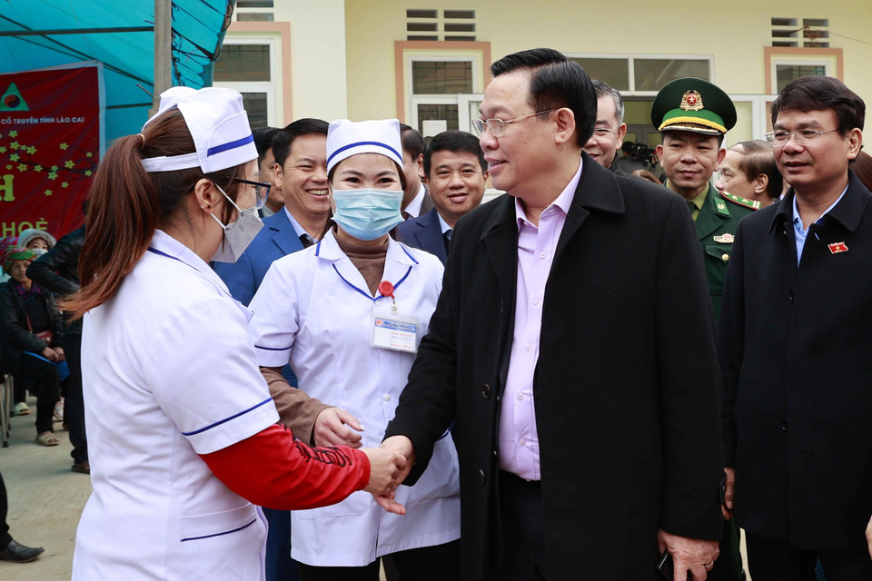 Chủ tịch Quốc hội Vương Đình Huệ thăm hỏi bác sỹ, y tá và nhân dân tại Trạm Y tế xã Trịnh Tường. (Ảnh: Doãn Tấn/TTXVN)