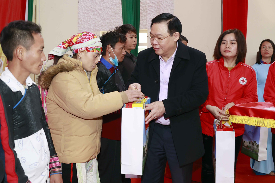 Chủ tịch Quốc hội Vương Đình Huệ tặng quà cho các đối tượng đặc biệt khó khăn, gia đình chính sách. (Ảnh: Doãn Tấn/TTXVN)