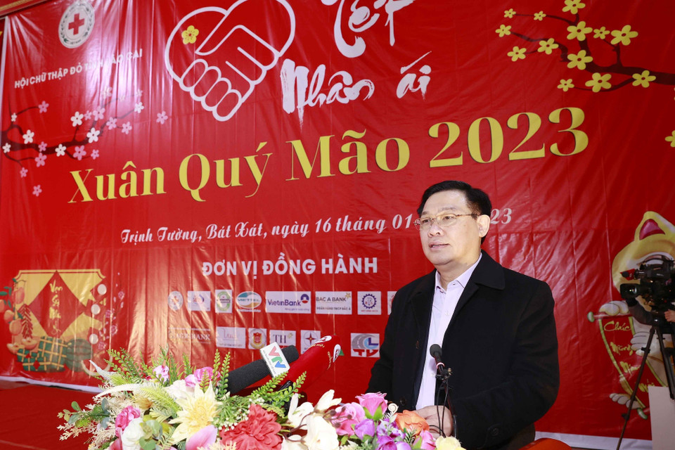 Chủ tịch Quốc hội Vương Đình Huệ chúc Tết các đại biểu. (Ảnh: Doãn Tấn/TTXVN)