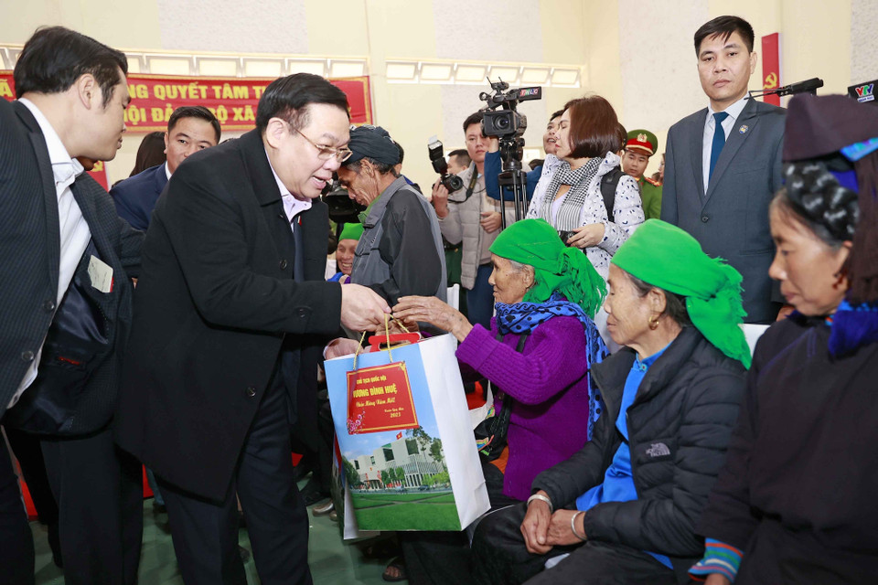 Chủ tịch Quốc hội Vương Đình Huệ tặng quà cho người cao tuổi là đồng bào dân tộc thiểu số. (Ảnh: Doãn Tấn/TTXVN)