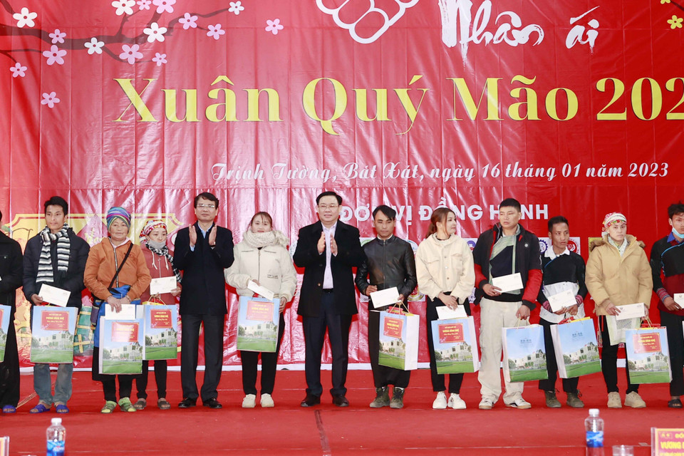 Chủ tịch Quốc hội Vương Đình Huệ và các đồng chí lãnh đạo tặng quà của Đảng, Nhà nước cho các đối tượng đặc biệt khó khăn, gia đình chính sách. (Ảnh: Doãn Tấn/TTXVN)