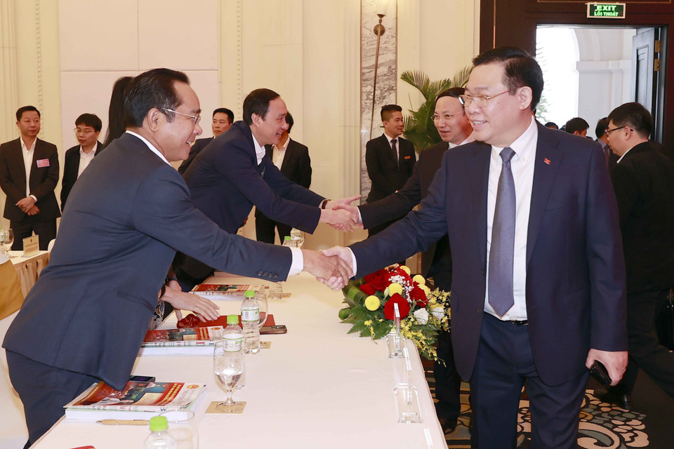 Chủ tịch Quốc hội Vương Đình Huệ với đại biểu. (Ảnh: Doãn Tấn/TTXVN)