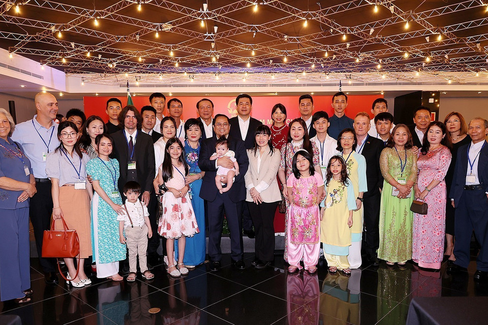 Thủ tướng Phạm Minh Chính với đại diện cộng đồng người Việt Nam tại Brazil. (Ảnh: Dương Giang/TTXVN)