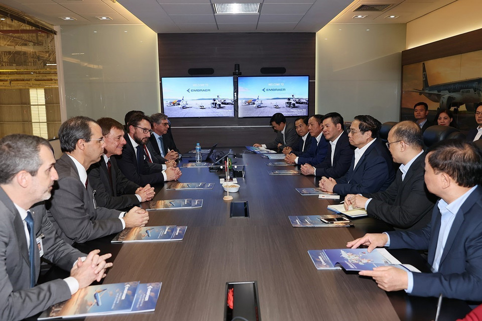 Thủ tướng Phạm Minh Chính làm việc với Chủ tịch kiêm Tổng Giám đốc Tập đoàn Embraer Francisco Gomes Neto. (Ảnh: Dương Giang/TTXVN)