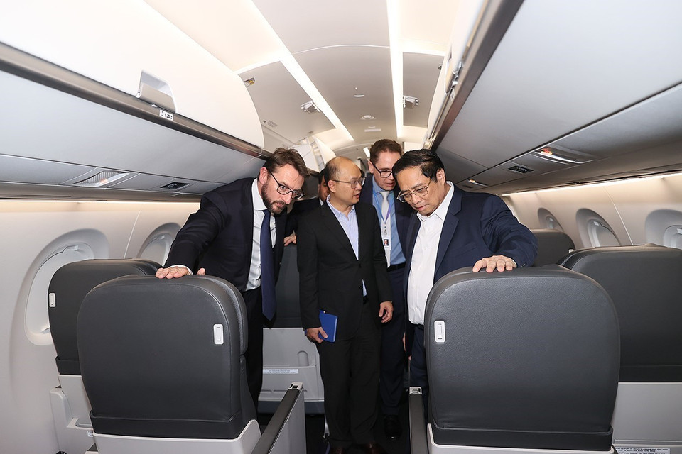 Thủ tướng Phạm Minh Chính tham quan không gian nội thất máy bay do Tập đoàn Hàng không Vũ trụ Embraer của Brazil sản xuất. (Ảnh: Dương Giang/TTXVN)