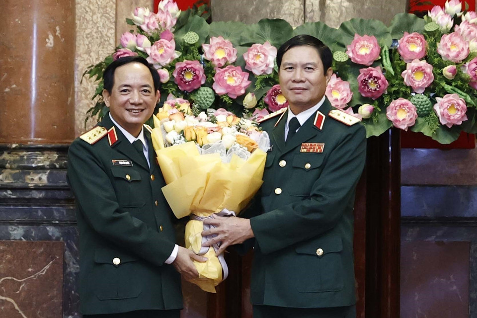 Thượng tướng Nguyễn Tân Cương, Tổng tham mưu trưởng QĐND Việt Nam chúc mừng đồng chí Trịnh Văn Quyết. (Ảnh: Thống Nhất/TTXVN)