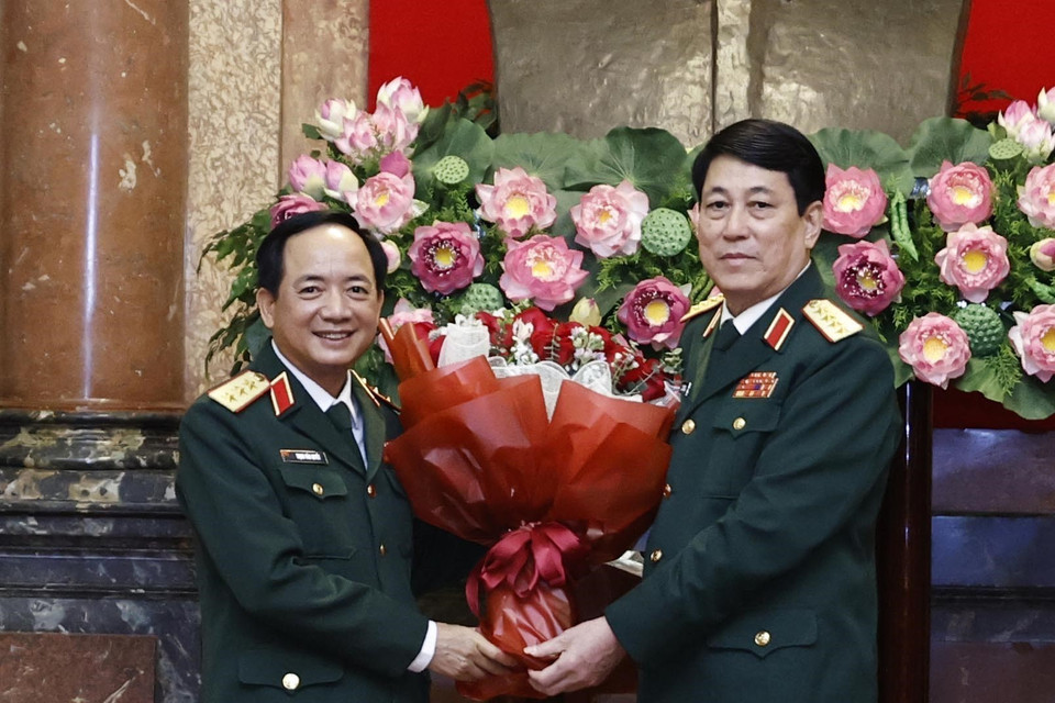 Đại tướng Lương Cường, Chủ nhiệm Tổng cục Chính trị Quân đội Nhân dân Việt Nam chúc mừng đồng chí Trịnh Văn Quyết. (Ảnh: Thống Nhất/TTXVN)