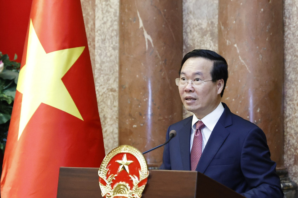 Chủ tịch nước Võ Văn Thưởng chúc mừng và giao nhiệm vụ cho đồng chí Trịnh Văn Quyết. (Ảnh: Thống Nhất/TTXVN)