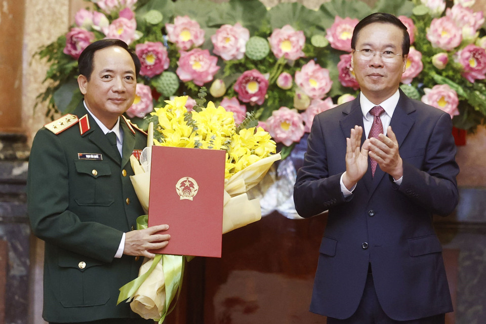 Chủ tịch nước Võ Văn Thưởng trao quyết định cho đồng chí Trịnh Văn Quyết. (Ảnh: Thống Nhất/TTXVN)