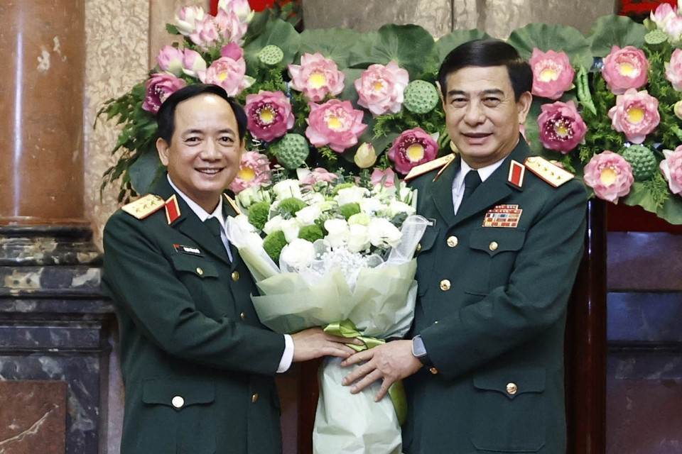Đại tướng Phan Văn Giang, Bộ trưởng Bộ Quốc phòng chúc mừng đồng chí Trịnh Văn Quyết. (Ảnh: Thống Nhất/TTXVN)