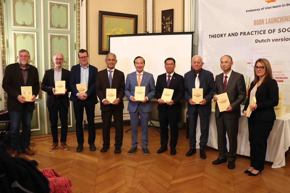 Đại sứ Nguyễn Văn Thảo (giữa) và các Đại sứ, thành viên Đảng Lao động Bỉ (PTB), Chủ tịch Hội hữu nghị Bỉ-Việt, tại lễ ra mắt cuốn sách của Tổng Bí thư Nguyễn Phú Trọng về con đường đi lên chủ nghĩa xã hội ở Việt Nam. (Ảnh: Hương Giang/TTXVN)