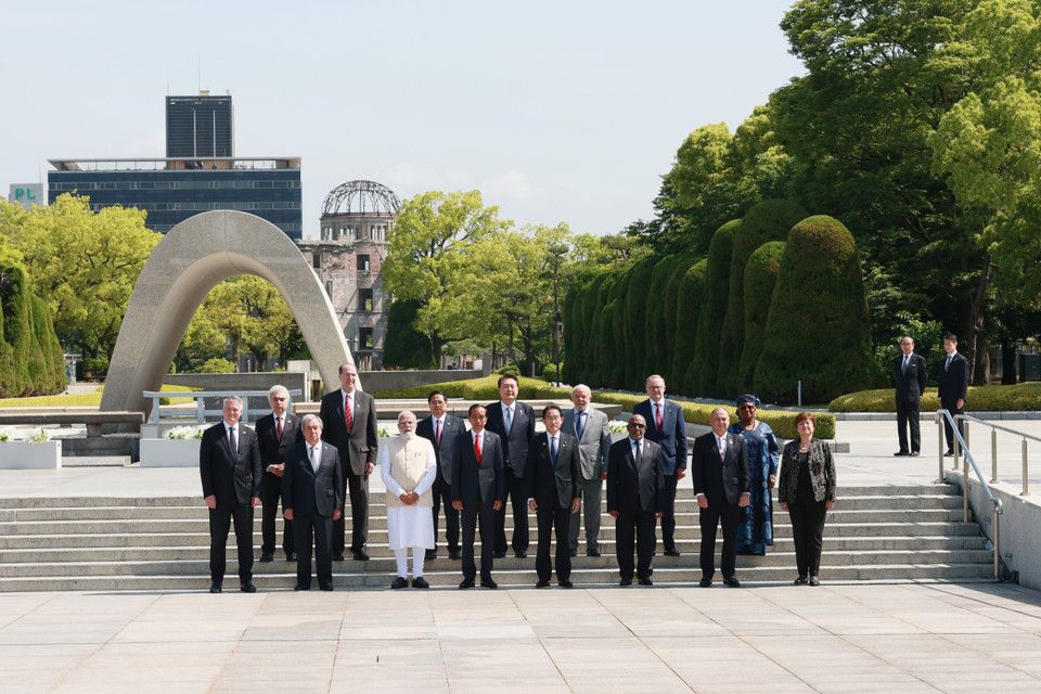Thủ tướng Phạm Minh Chính cùng Trưởng đoàn các nước khách mời chụp ảnh chung trước Đài tưởng niệm Nạn nhân vụ nổ bom nguyên tử tại Công viên Tưởng niệm hòa bình Hiroshima. (Ảnh: Dương Giang/TTXVN)