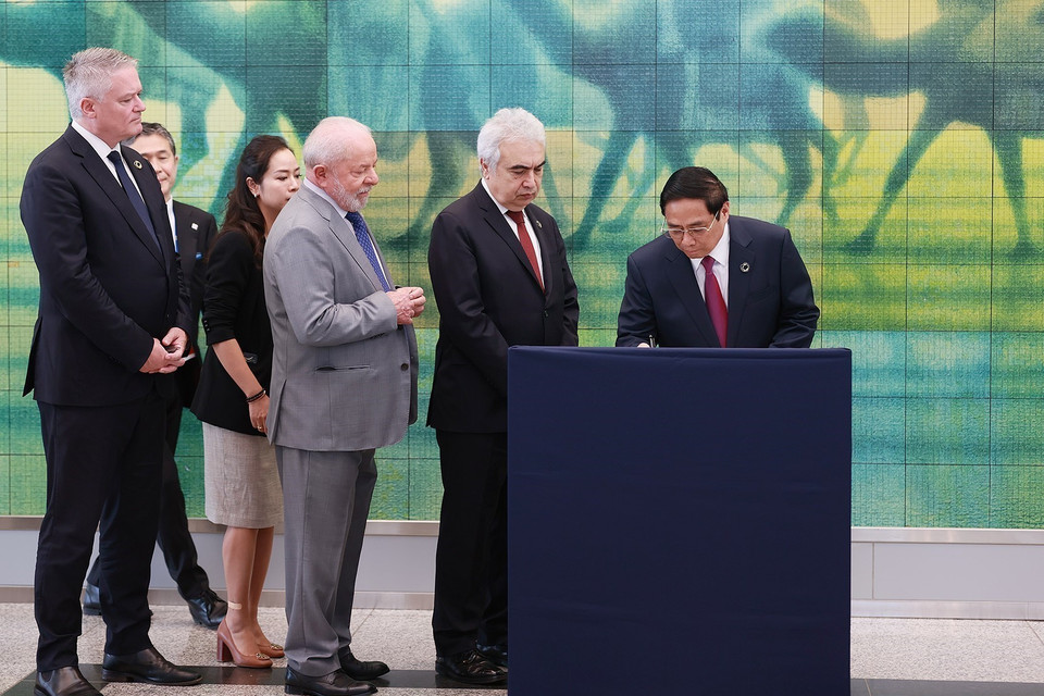 Thủ tướng Phạm Minh Chính ký sổ lưu niệm khi đến thăm Bảo tàng Tưởng niệm hòa bình Hiroshima. (Ảnh: Dương Giang/TTXVN)