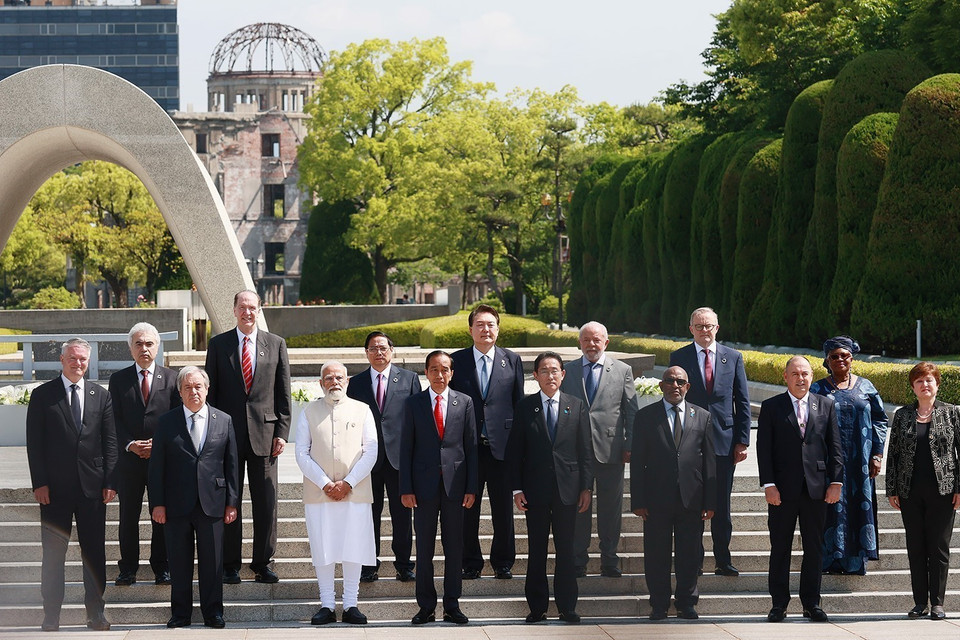 Thủ tướng Phạm Minh Chính cùng Trưởng đoàn các nước khách mời chụp ảnh chung trước Đài tưởng niệm Nạn nhân vụ nổ bom nguyên tử tại Công viên Tưởng niệm hòa bình Hiroshima. (Ảnh: Dương Giang/TTXVN)