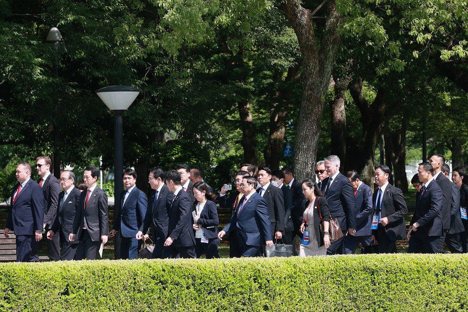 Thủ tướng Nhật Bản Kishida Fumio và Thủ tướng Phạm Minh Chính cùng các trưởng đoàn đến thăm Công viên Tưởng niệm hòa bình Hiroshima. (Ảnh: Dương Giang/TTXVN)