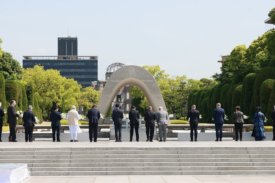 Thủ tướng Phạm Minh Chính cùng các trưởng đoàn đặt hoa tại Đài tưởng niệm Nạn nhân vụ nổ bom nguyên tử ở Công viên Tưởng niệm hòa bình Hiroshima. (Ảnh: Dương Giang/TTXVN)