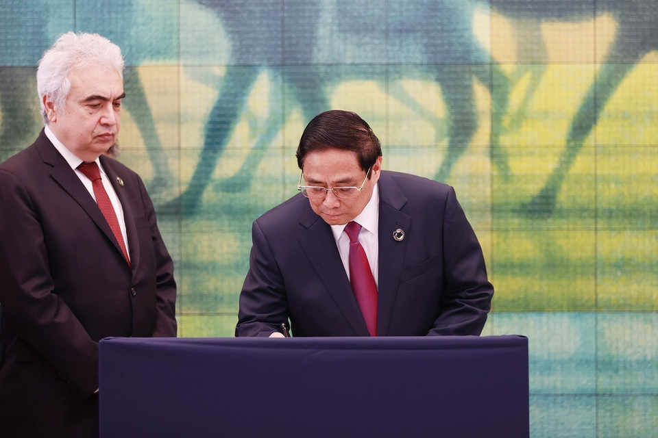 Thủ tướng Phạm Minh Chính ký sổ lưu niệm khi đến thăm Bảo tàng Tưởng niệm hòa bình Hiroshima. (Ảnh: Dương Giang/TTXVN)