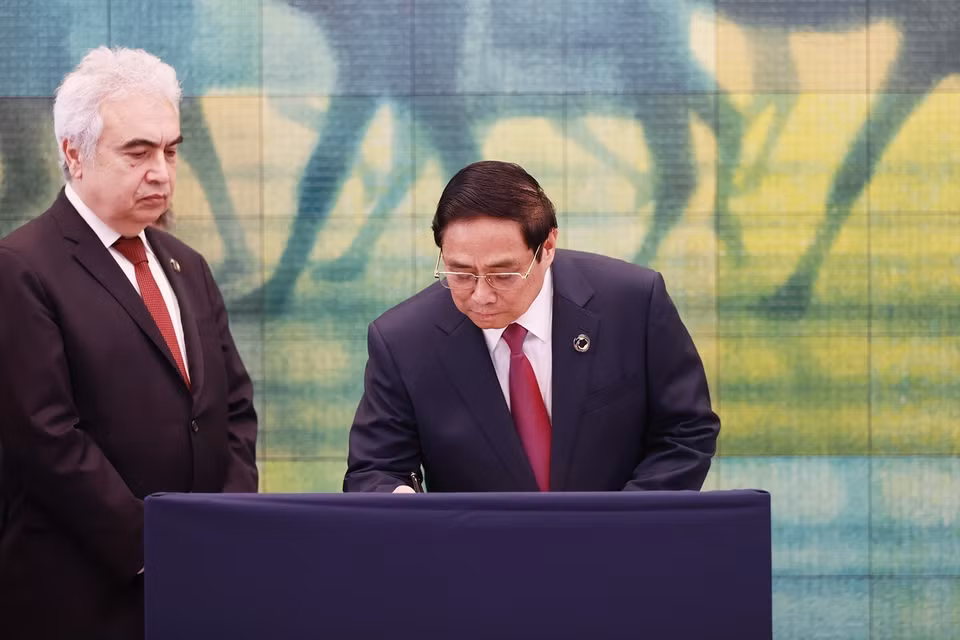 Thủ tướng Phạm Minh Chính ký sổ lưu niệm khi đến thăm Bảo tàng Tưởng niệm hòa bình Hiroshima. (Ảnh: Dương Giang/TTXVN)