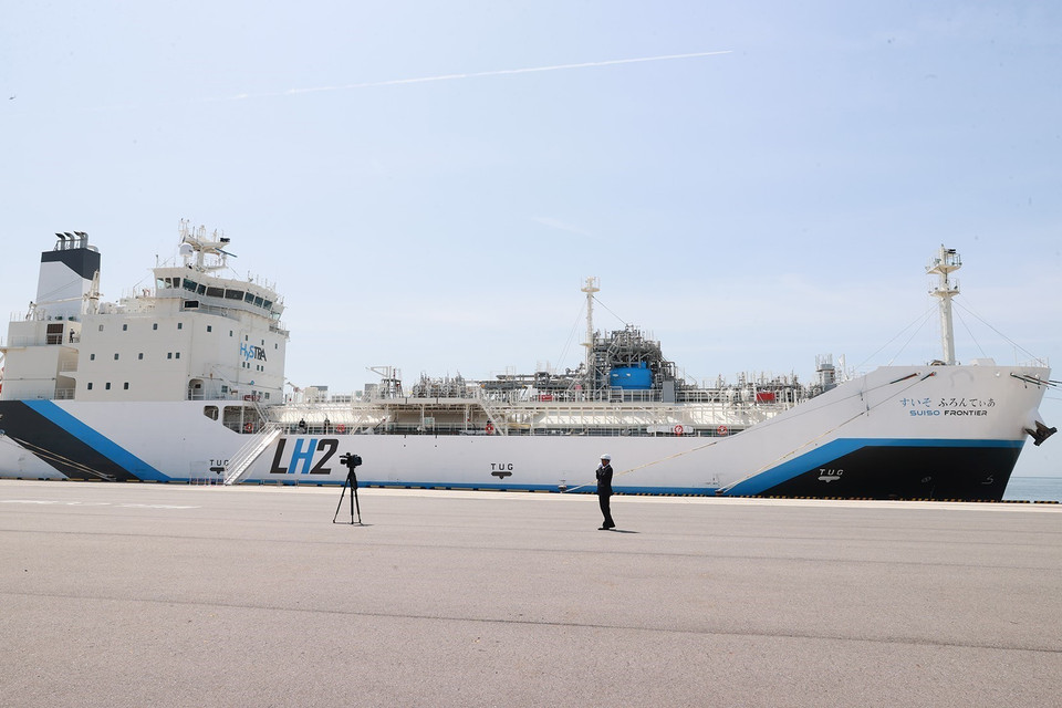 Tàu Suiso Frontie, tàu chở hàng đầu tiên trên thế giới vận chuyển Hydro lỏng do tập đoàn Kawasaki đóng. (Ảnh: Dương Giang/TTXVN)