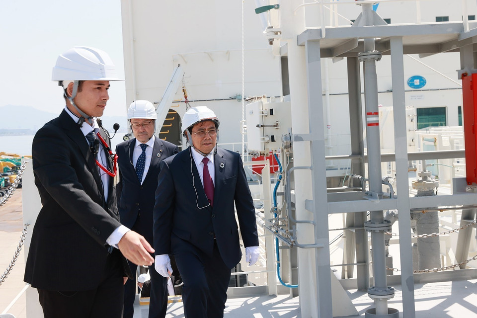 Thủ tướng Phạm Minh Chính tham quan tàu vận chuyển Hydro lỏng của Nhật Bản. (Ảnh: Dương Giang/TTXVN)