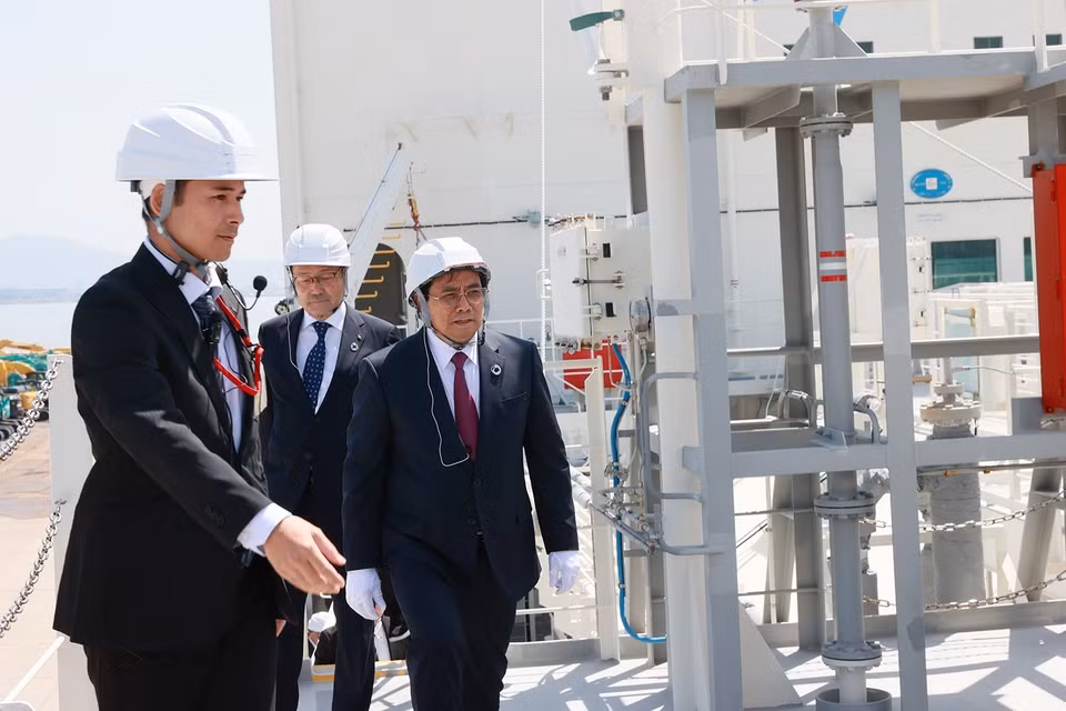 Thủ tướng Phạm Minh Chính tham quan tàu vận chuyển Hydro lỏng của Nhật Bản. (Ảnh: Dương Giang/TTXVN)