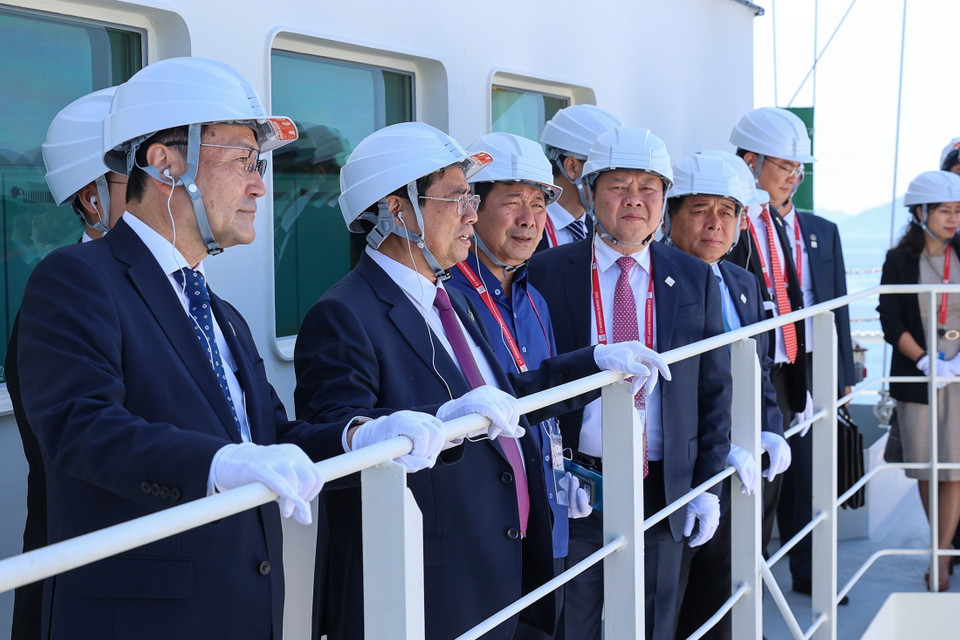 Thủ tướng Phạm Minh Chính tham quan tàu vận chuyển Hydro lỏng của Nhật Bản. (Ảnh: Dương Giang/TTXVN)
