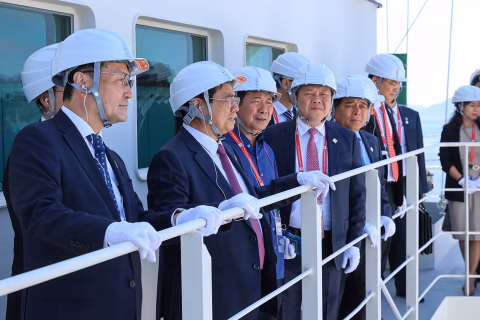 Thủ tướng Phạm Minh Chính tham quan tàu vận chuyển Hydro lỏng của Nhật Bản. (Ảnh: Dương Giang/TTXVN)
