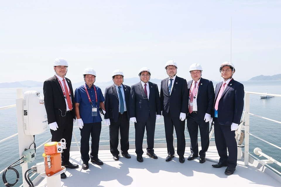 Thủ tướng Phạm Minh Chính và các địa biểu tham quan tàu vận chuyển Hydro lỏng của Nhật Bản. (Ảnh: Dương Giang/TTXVN)
