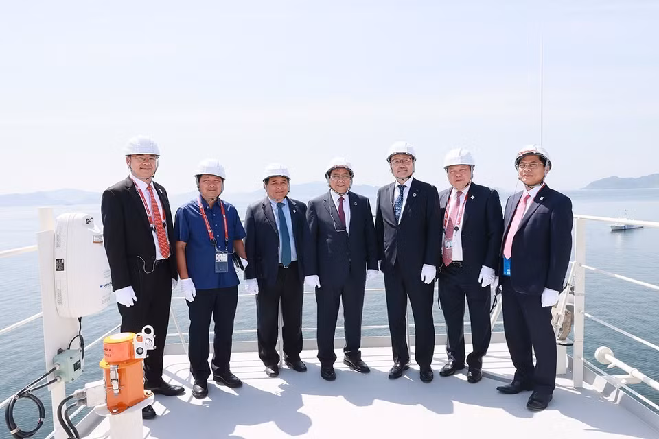 Thủ tướng Phạm Minh Chính và các địa biểu tham quan tàu vận chuyển Hydro lỏng của Nhật Bản. (Ảnh: Dương Giang/TTXVN)