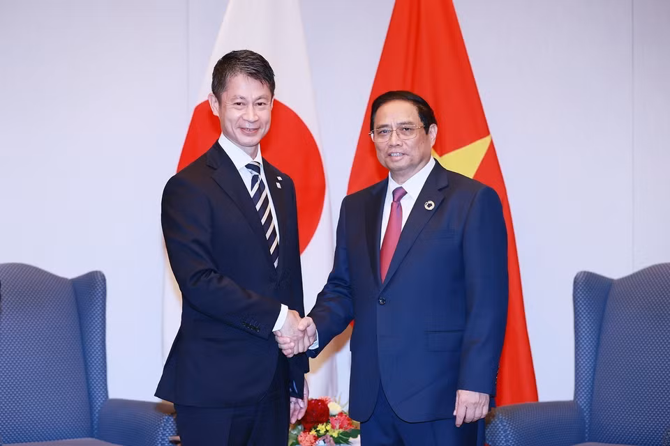 Thủ tướng Phạm Minh Chính tiếp Thống đốc tỉnh Hiroshima Yuzaki Hidehiko. (Ảnh: Dương Giang/TTXVN)