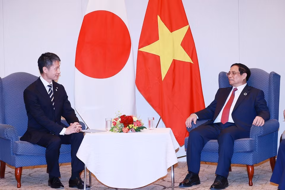 Thủ tướng Phạm Minh Chính tiếp Thống đốc tỉnh Hiroshima Yuzaki Hidehiko. (Ảnh: Dương Giang/TTXVN)