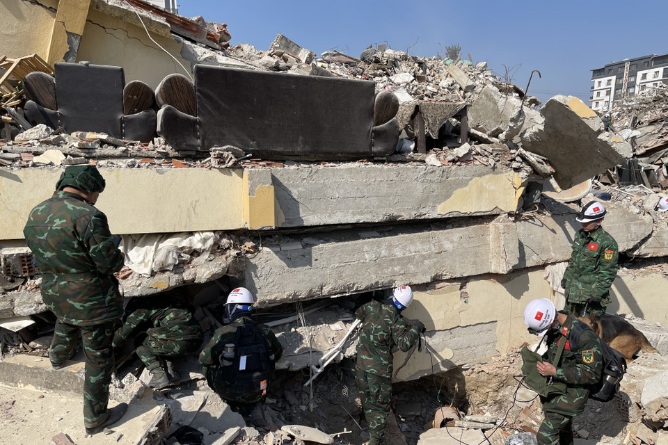 Ngày 18/2/2023, lực lượng cứu hộ, cứu nạn Quân đội nhân dân Việt Nam triển khai tìm kiếm tại 4 vị trí khác tại Antakya, tỉnh Hatay, Thổ Nhĩ Kỳ. (Ảnh: Hải Linh/TTXVN)