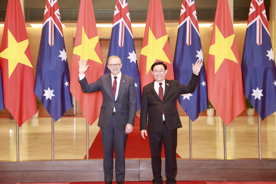 Chủ tịch Quốc hội Vương Đình Huệ và Thủ tướng Australia Anthony Albanese chụp ảnh chung. (Ảnh: Doãn Tấn/TTXVN)