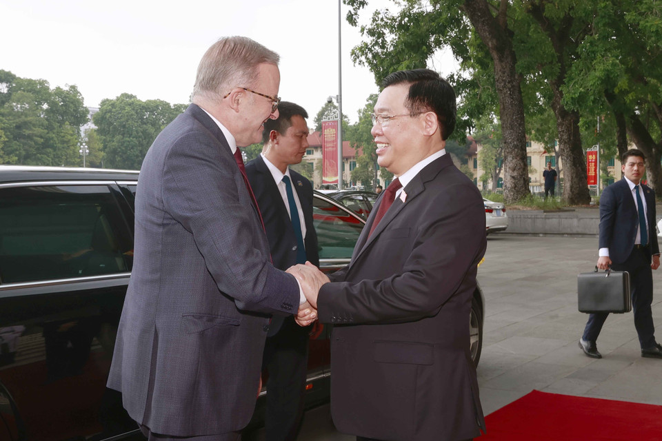 Chủ tịch Quốc hội Vương Đình Huệ đón Thủ tướng Australia Anthony Albanese. (Ảnh: Doãn Tấn/TTXVN)