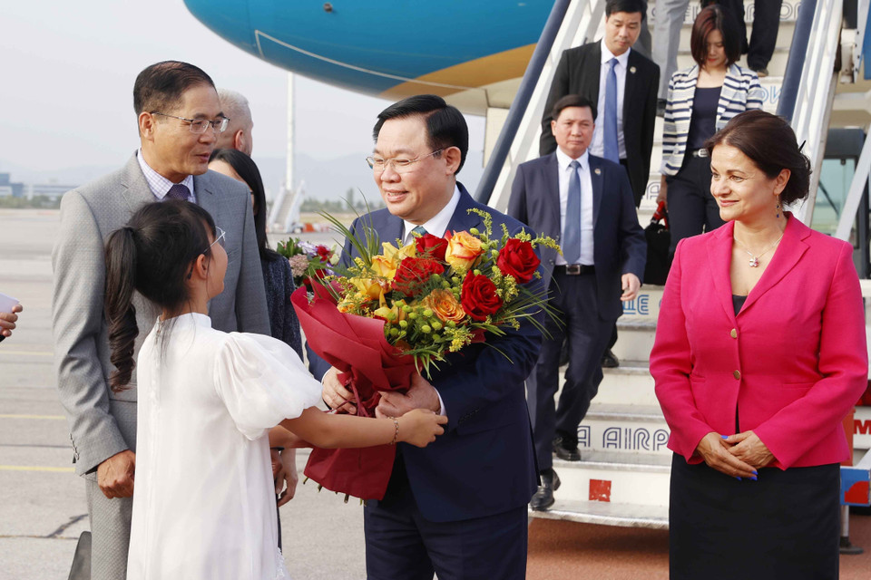 Lễ đón Chủ tịch Quốc hội Vương Đình Huệ tại Sân bay Quốc tế Sofia. (Ảnh: Doãn Tấn/TTXVN)