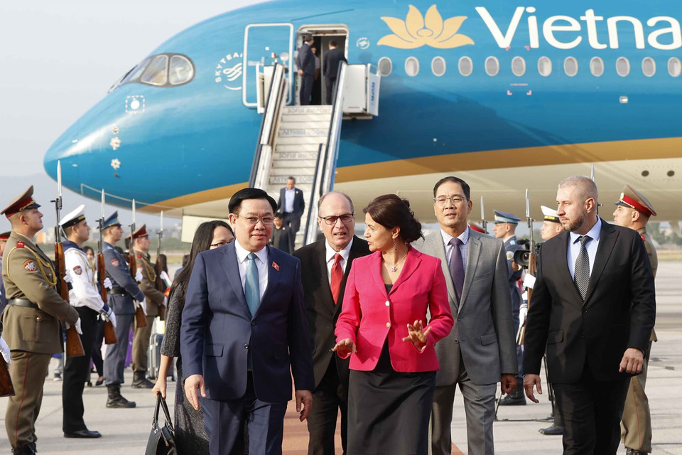 Bà Rositsa Kirova, Phó Chủ tịch Quốc hội Bulgaria đón Chủ tịch Quốc hội Vương Đình Huệ tại Sân bay Quốc tế Sofia. (Ảnh: Doãn Tấn/TTXVN)