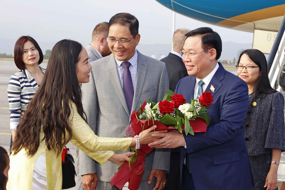 Lễ đón Chủ tịch Quốc hội Vương Đình Huệ tại Sân bay Quốc tế Sofia. (Ảnh: Doãn Tấn/TTXVN)