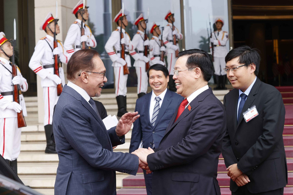 Chủ tịch Quốc hội Vương Đình Huệ đón Thủ tướng Malaysia Anwar Ibrahim. (Ảnh: Doãn Tấn/TTXVN)