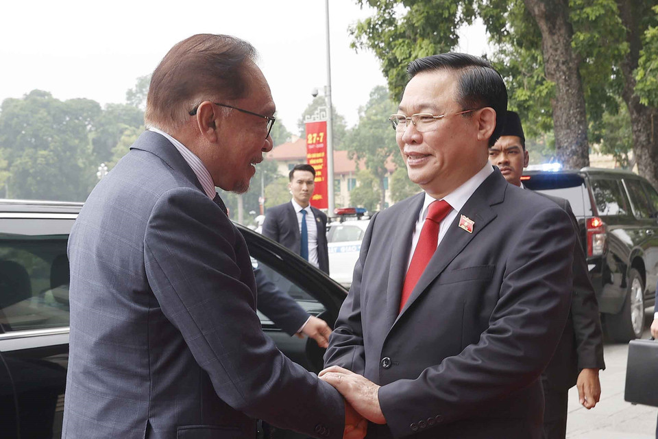 Chủ tịch Quốc hội Vương Đình Huệ đón Thủ tướng Malaysia Anwar Ibrahim. (Ảnh: Doãn Tấn/TTXVN)