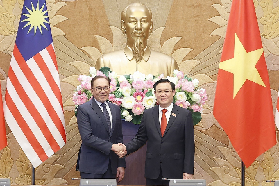 Chủ tịch Quốc hội Vương Đình Huệ và Thủ tướng Malaysia Anwar Ibrahim chụp ảnh chung. (Ảnh: Doãn Tấn/TTXVN)
