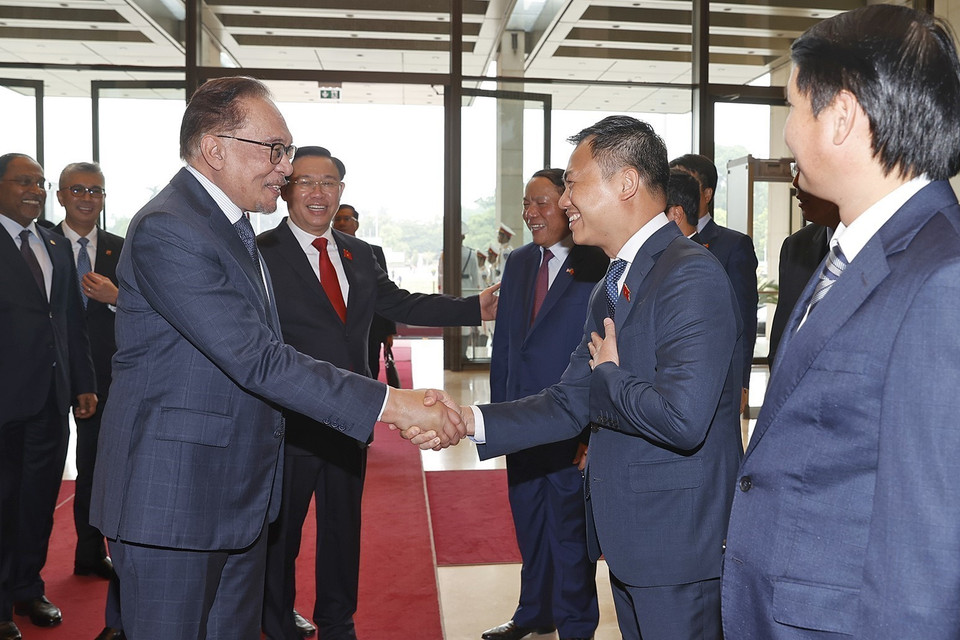 Chủ tịch Quốc hội Vương Đình Huệ giới thiệu đoàn Việt Nam đón Thủ tướng Malaysia Anwar Ibrahim. (Ảnh: Doãn Tấn/TTXVN)